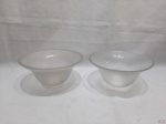Par de cúpulas em vidro fosco. Medindo: 9 cm de altura x 4 cm diâmetro de boca x 19,5 cm diâmetro superior.