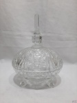 Compoteira em cristal ricamente moldado. Medindo: 20 x 14 x 27 cm de altura com tampa.