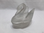 Linda caixa na forma de Cisne em vidro fosco. Medindo: 14,5 x 9 x 4,5 cm de altura sem tampa. Com pequeno bicado na tampa e na borda.