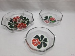 2 bowls e 1 petisqueira em vidro moldado com fundo colorido. Medindo  a petisqueira 24 cm de diâmetro x 5 cm de altura.