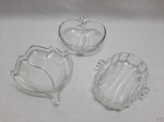 Lote de 3 petisqueras em vidro moldado. Medindo a em forma de maçã : 16,5 x 15 x 5cm de altura.