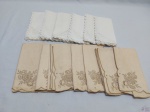Lote composto de 13 guardanapos em tecido, sendo 7 em Linho. Peças lindas e em ótimo estado de conservação. Medindo o em linho: 43 x 43 cm.