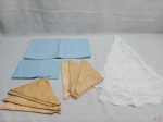 Lote composto de 2 toalhas de mesa e 10 guardanapos. Sendo 1 Toalha de chá ou café com 4 guardanapos azul. Medindo a toalha azul: 85 x 85 cm.