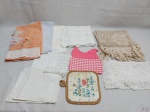 Lote diverso, composto de caminhos de mesa, panos de prato, etc. Medindo 210cm x 26cm.