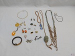 Lote de diversas bijuterias. Composto por colares, brincos, pulseira, etc.