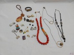 Lote de diversas bijuterias. Composto por colares, brincos, pulseira, etc.