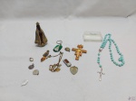 Lote sacro, composto de terço, imagens, etc. Medindo a imagem de Nossa Senhora 10cm de altura.