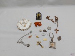 Lote sacro, composto de terço, imagens, etc. Medindo o divino espírito santo 9,5cm de diâmetro.