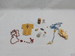 Lote sacro, composto de terço, imagens, etc. Medindo o menino Jesus 8cm de comprimento. Com uma perda na manjedoura