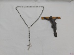 Lote de imagem de Cristo Crucificado em metal e terço. Medindo a imagem 18,5cm de comprimento.