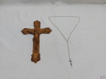 Lote de imagem de Cristo Crucificado em metal e terço. Medindo a imagem 25cm de comprimento.