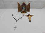 Lote de imagem de Cristo Crucificado em metal, terço e oratória com imagem de Nossa Senhora. Medindo a oratória aberta 21,5cm x 18cm.