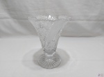 Vaso floreira em cristal ricamente lapidado. Medindo 16cm de diâmetro de boca x 20cm de altura. Leves bicados na serrilha da borda.