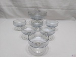 Jogo de bowl com 6 cumbucas de sobremesa em cristal azul lapidado. Medindo o bowl 19cm de diâmetro x 13cm de altura e as cumbucas 10,5cm de diâmetro x 7,5cm de altura.