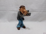 Escultura em resina na forma de fotógrafo. Medindo 21cm de altura.