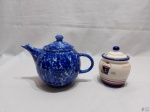 Lote de bule e açucareiro em porcelana. Medindo o bule 14cm de altura. Leve bicado no bule.