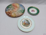 Lote de 3 pratos decorativos em porcelana. Medindo o maior 27,5cm de diâmetro.