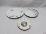 Lote de 3 pratos decorativos em porcelana. Medindo o maior 25cm de diâmetro. Um deles com pequeno bicado.