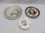 Lote de 3 pratos decorativos, sendo dois em porcelana e um em cerâmica. Medindo o maior em porcelana 27cm de diâmetro.