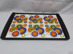 Bandeja retangular em madeira com azulejo no fundo. Medindo 53cm x 32,5cm.