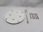 Prato de bolo, pudim em porcelana com espátula e 5 garfos de bolo em alpaca. Medindo o prato de bolo 28cm de diâmetro.