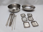 Lote composto de bowl, travessa oval, 15 espetos e 6 manteigueiras, peças em aço inox. Medindo o bowl 20,5cm de diâmetro x 8cm de altura.