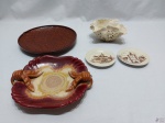 Lote composto de descansos de copo em porcelana, petisqueira em porcelana, etc. Medindo a fruteira redonda em plástico duro 23cm de diâmetro.