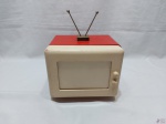 Caixa na forma de televisão com porta retrato na tampa e 2 divisões internas. Medindo 20cm x 15cm x 25cm de altura até a antena.