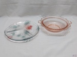Lote de bowl em vidro salmão moldado e 1 petisqueira tripla em vidro colorido moldado. Medindo o bowl 27cm de diâmetro x 7cm de altura.