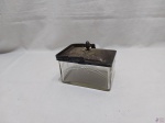 Pote em cristal lapidado com alça e tampa em prata 90 Wolff. Medindo 15cm x 10,5cm x 8,5cm de altura sem a alça.