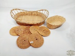 Lote 3 Peças em Palha sendo 2 cestos e 7 porta copos. Medida: Cestos maior 32 cm x 20 e menor 17 cm x 10 cm