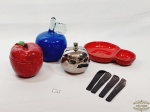 Lote 5 Peças Ceramica Diversas. sendo 2 açucareiros  em forma de maça, 1 petisqueira .Medida: Vermelha 8 cm diametro x 5 cm altura, Prata 7 cm x 5 cm , petisqueira 16 cm x 11 cm e espatulas osso 11 cm