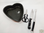 319 - Lote 4 Peças Tabuleiro em Forma de coração faca e Garfo trinchante e Tesoura corte. Medida:  Coração  27 cm x 25 cm , garfo 31 cm , faca 20 cm e tesoura 20 cm