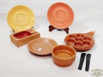 Lote 7 Peças Diversas de Cozinha sendo 3 pires 14 cm diametro , 1 porta escargot, 1 cinzeiro, 1 ramequim e 2 espatulas.  Medida: pires 14 cm diametro , cinzeiro 12 cm x 7 cm