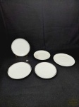 Lote 5 Pires Diversos em Porcelana Branca., friso prata .Medida: 15 e 17 cm diametro