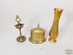 Lote 3 Peças Decorativas em Metal Dourado  indiano .  sendo vaso cinzelado Medida: Vaso india 24 cm altura , potiche 8 cm x 11 x 7 cm, Fonte 21 cm altura