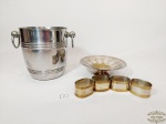 Lote 3 Peças Diversas em Prata 90, sendo 4 argolas, 1 salva e 1 balde de Gelo. em aço inox  Medida: Balde 15 cm x 14 cm, argola 5 cm e Salva 15 cm