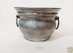 Grande Cachepo em Estanho com alças. Medida:14 cm altura x 21 cm diametro