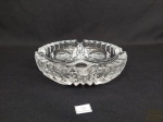 Cinzeiro de Mesa em Cristal Lapidado com Rosinhas. Medida: 17 cm diametro