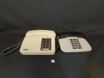 2 antigos telefones de mesa cor creme. Não Testado. Medida: 21 cm x 15 cm