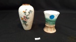 2 Miniaturas Vasos em Porcelana .Medidas: maior 12cm de altura , menor 9 cm de altura.