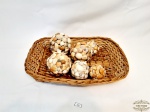 Cesta Palha com 6 enfeites esferas de Conchas Naturais. Medida cesta 38 cm x 26 cm x 5 cm altura e Esferas maior 8 cm e Menor 4 cm diâmetro