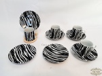 Jogo de 4 Xicaras de Café e 6 Pires em Porcelana Decorada Zebra. Medida 4 Xicaras 4,5 cm x 5 cm altura , 6 Pires 10,5 cm diâmetro.