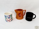 Lote 3 Peças sendo 1 Leiteira e 2 Canecas em Ceramica Vitrificada. Medida: 2 Canecas 9 cm altura x 8,5 cm diametro e Leiteira 11,5 cm altura x 8 cm x 10,5 cm . Leiteira Apresenta trincado em Baixo e bicado no bico.