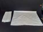 Lote 2 Toalhas de Mesa Retangulares Brancas. Medida: Algodão 105 cm x 145 cm e Tecido Misto 140 cm x 152 cm. Apresenta Marcas Uso