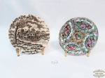 02 Pratos Decorativos sendo 1 ingles cenas Carruagem e 1 Familia rosa em Porcelana .Medida 15 cm diametro . Apresenta fio Cabelo e Manchas