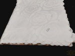 Grande Toalha de Mesa Branca Adamascada decorada Com Rosas  bordas recortadas Tecido Acetinado .  Apresenta marcas de guardado. Medida: 2,66 cm x 1,62 cm