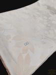 Grande Toalha de mesa Retangular adamascada Tonalidade Bege Decorada Flores. Medida: 1,48 cm x 2,35 cm . apresenta marcas de guardado. tecido misto