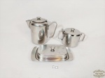 Jogo  03 Peças sendo Bule Café , Açucareiro e 1 Mantegueira  em Aço Inox . Medida: Açucareiro 8 cm x 8 cm , Bule 12 x 8 cm , mantegueira 17,5 cm x 10,5 cm