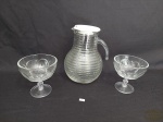 Lote 3 Peças sendo 1 Jarra Suco e 2 taças de Sorvete / sobremesa em Vidro. Medida: Taças 12 cm altura x 11 cm diametro, Jarra Suco 21,5 cm x 9,5 cm